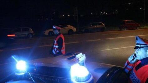 Ladro d’auto inseguito in centro