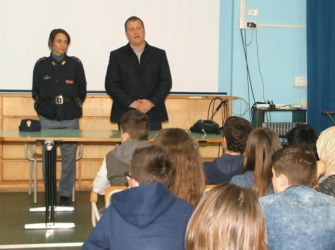 La polizia alla media di Lammari per parlare di legalità e rispetto 