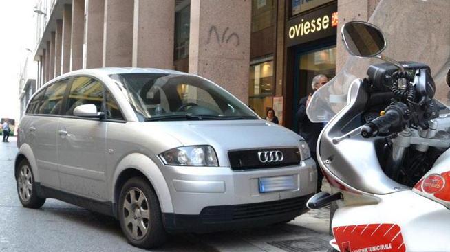 Salva la figlia di 6 anni dall’auto contromano «Ora rischia la multa»