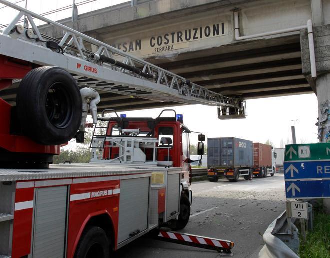 Scavatore centra un cavalcavia - GUARDA LE FOTO - VIDEO