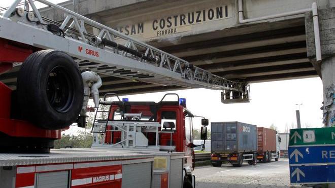 Scavatore centra un cavalcavia - GUARDA LE FOTO - VIDEO