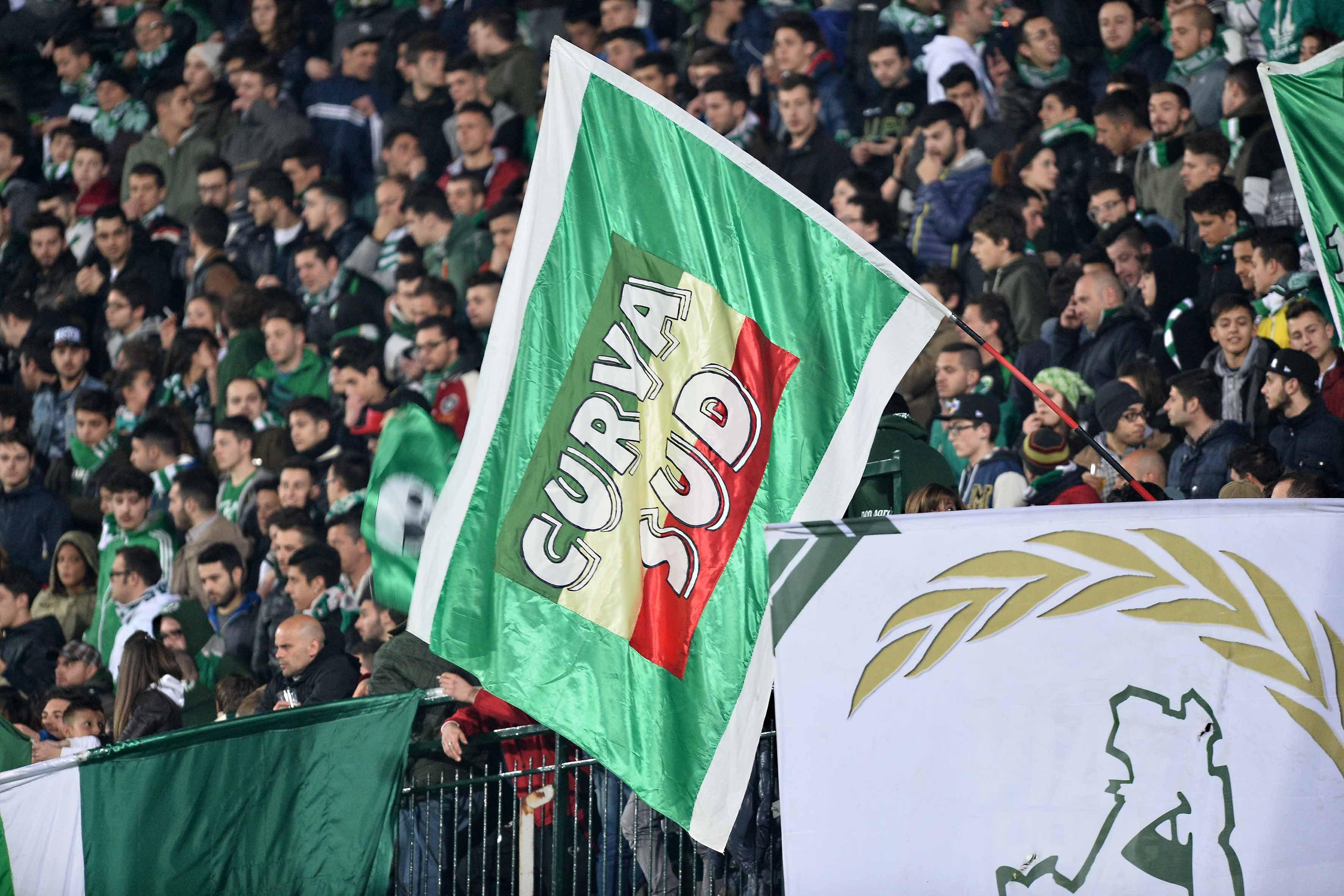 Scopre il marito allo stadio con l’amante 