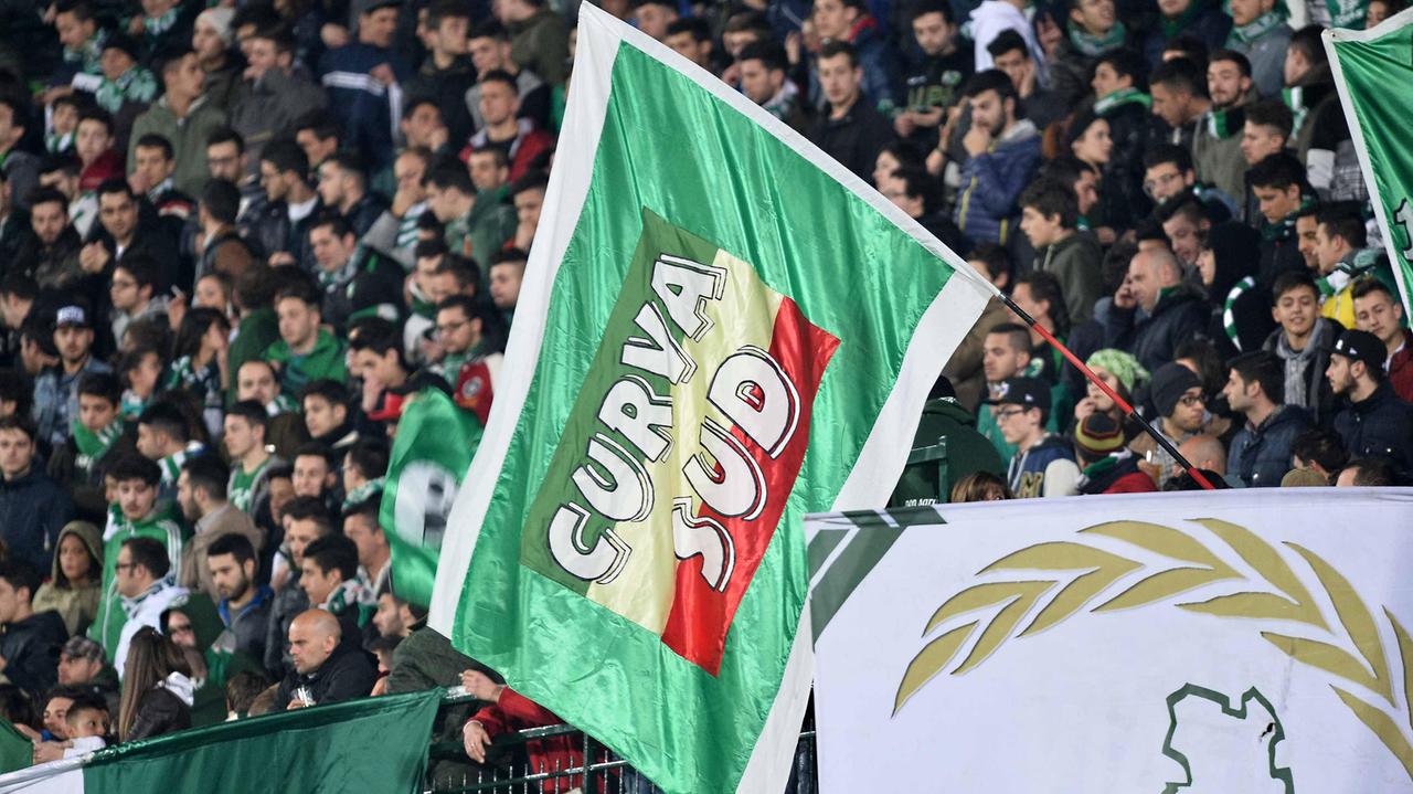 Scopre il marito allo stadio con l’amante