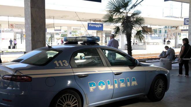 Si scaglia contro un poliziotto per una sigaretta