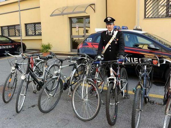 Caricava bici rubate sulla sua auto, fermato dai carabinieri 