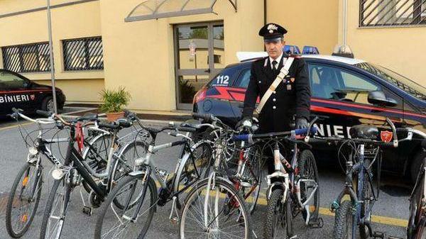 Caricava bici rubate sulla sua auto, fermato dai carabinieri