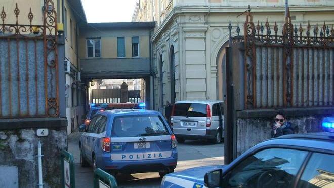 Perseguita la moglie, denunciato
