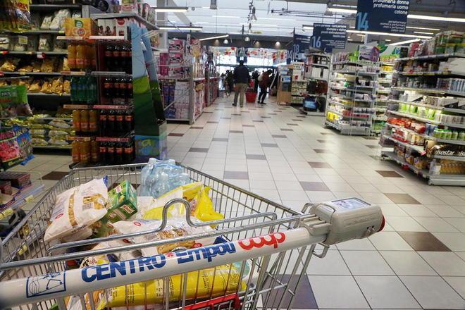 Ruba gamberi e ostriche alla Coop, donna arrestata 