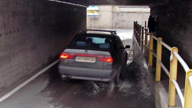 Scippata al sottopasso di via Roma