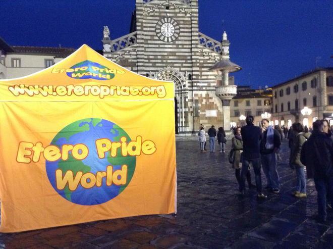 In piazza Duomo spunta il primo gazebo dell’orgoglio eterosessuale 
