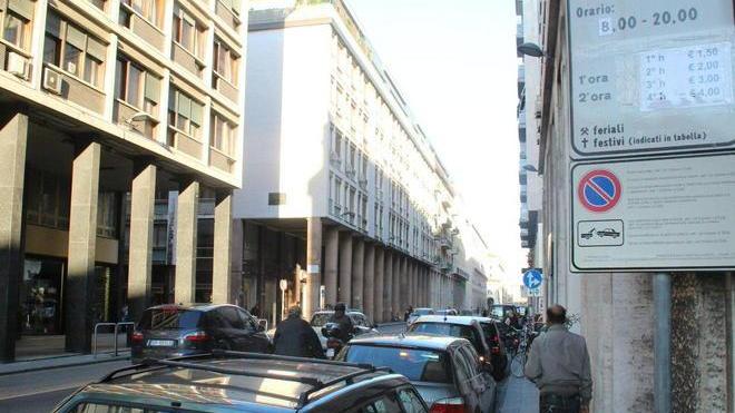 «Parcheggio a pagamento scaduto? Ti faccio la multa»