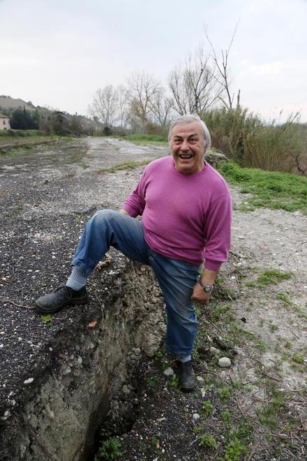 Frana la strada, famiglie in allarme per le loro case 