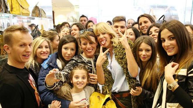 Bagno di folla per Alessia Marcuzzi
