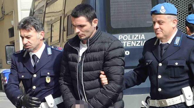 Gangale in aula guarda negli occhi i suoi aguzzini 