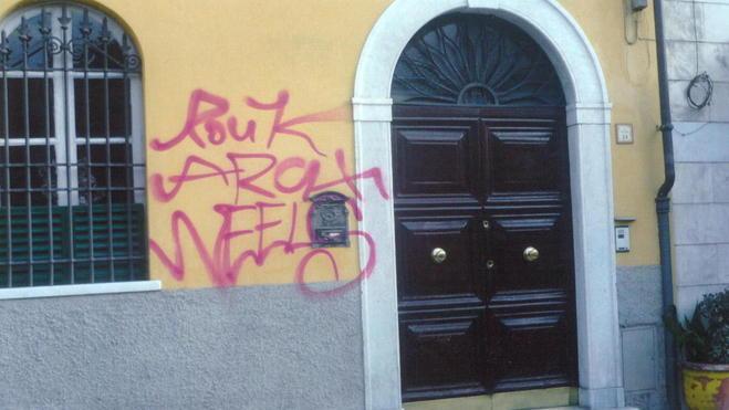 Vandali “writers” imbrattano la città