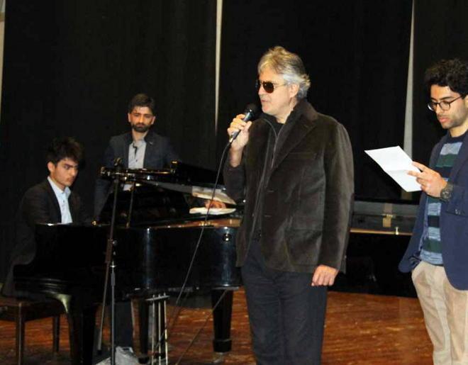 Bocelli recita la sua poesia e poi corre a sposarsi 