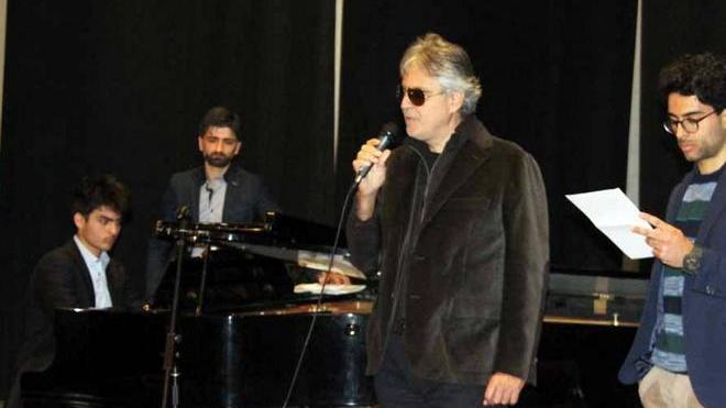 Bocelli recita la sua poesia e poi corre a sposarsi