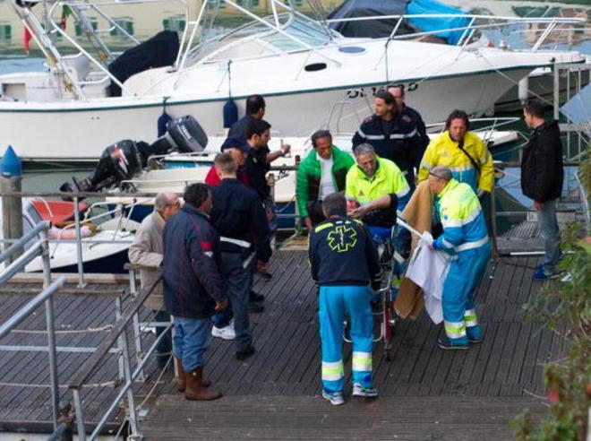 Volo di 7 metri nei fossi salvato da passanti e polizia 