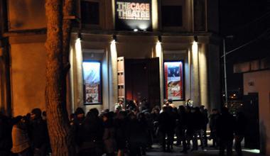 Vandali al Teatrino, forate le gomme delle auto nel parcheggio