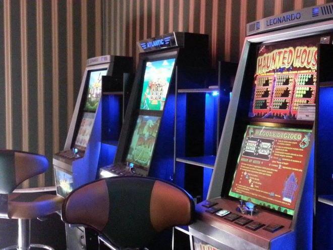 Assalto a bar con slot machine, portati via migliaia di euro 