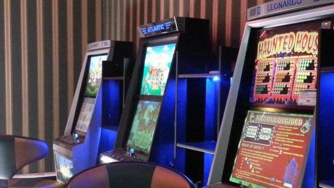 Assalto a bar con slot machine, portati via migliaia di euro