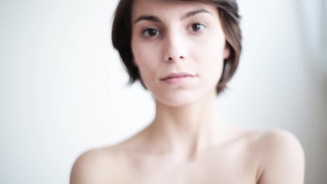 Ilaria Porceddu si mette a nudo nel suo nuovo video 