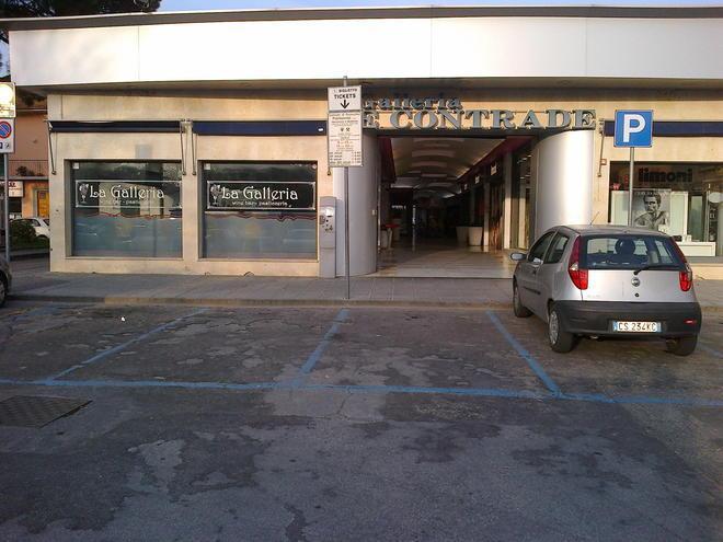 Galleria come scorciatoia, chiusi quasi tutti i fondi 