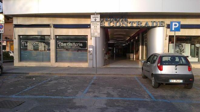 Galleria come scorciatoia, chiusi quasi tutti i fondi