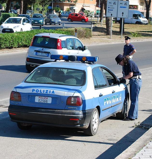 Fermato dalla polizia con un machete nella macchina