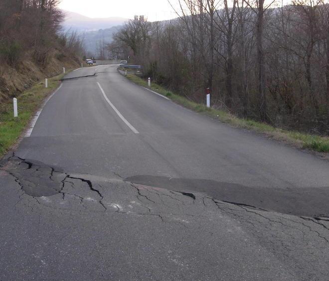 Cede l’asfalto, strada chiusa e proteste