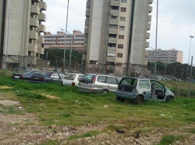 Cinque auto abbandonate sotto i torrini di via Grecia 