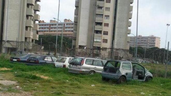 Cinque auto abbandonate sotto i torrini di via Grecia