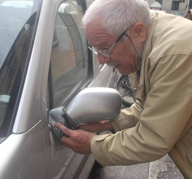 Spaccano nella notte dieci tra auto e moto Giovane denunciato 