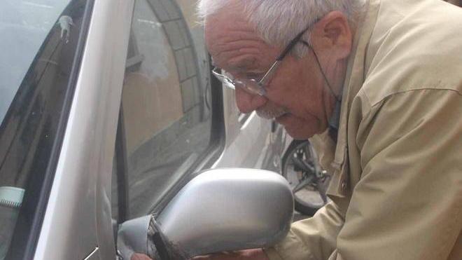Spaccano nella notte dieci tra auto e moto Giovane denunciato
