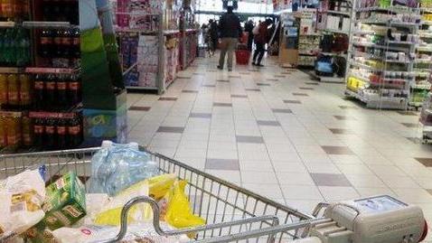 Ruba ostriche e gamberi alla Coop ma viene arrestata