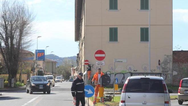 In via di Salviano è tornato il senso unico (nonostante le proteste)