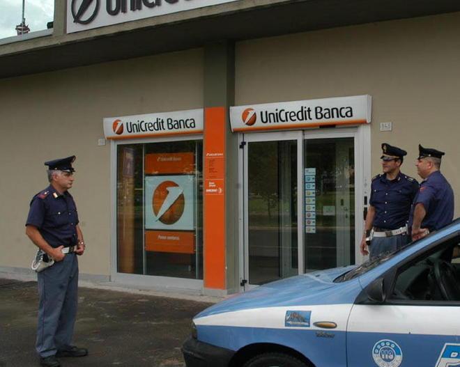 Bandito armato e mascherato rapina l’Unicredit: via 6mila euro 