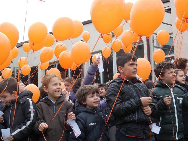 Per dire “No al razzismo” 160 palloncini arancioni 
