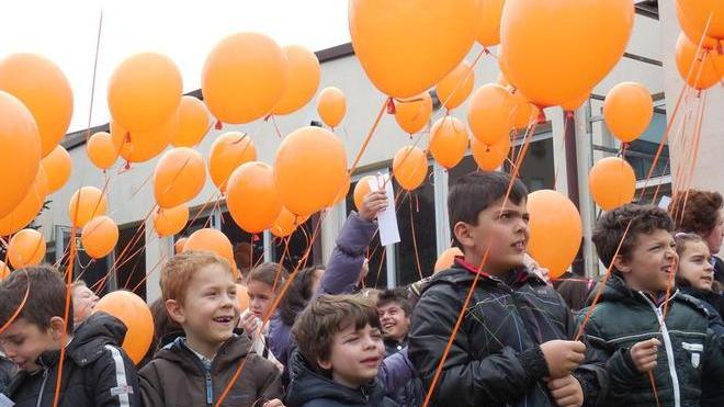 Per dire “No al razzismo” 160 palloncini arancioni