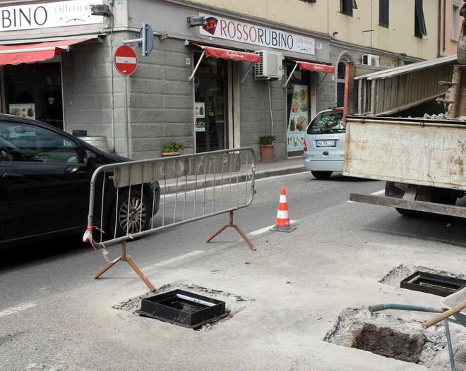 Lavori in via Mondolfi, lunghe code tra Antignano e Ardenza 