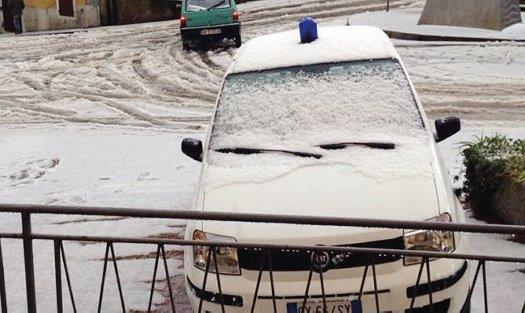 Sembra una nevicata fuori stagione, ma è la grandine 