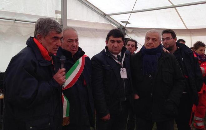 La fascia di sindaco ai volontari 