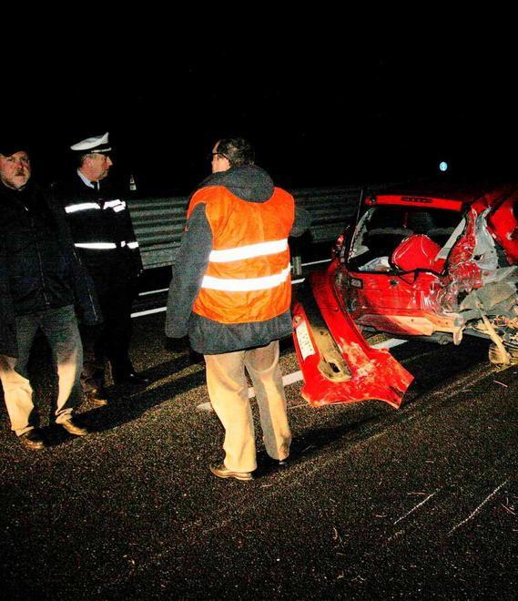 Tampona una macchina e fa 200 metri senza ruote 