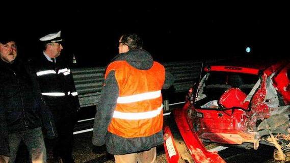 Tampona una macchina e fa 200 metri senza ruote