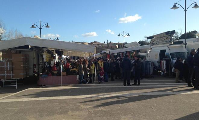 Tanta gente per il mercatino