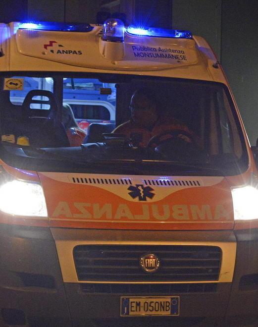 Si ribalta con l’auto nel giardino di una casa
