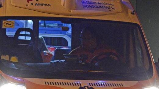 Si ribalta con l’auto nel giardino di una casa