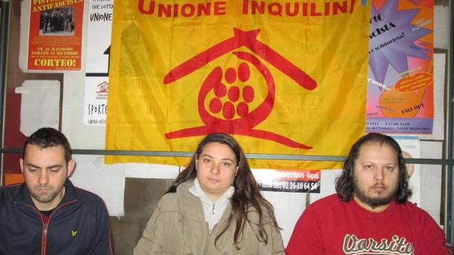 Senza casa né lavoro, mamma e figlio dormono in auto