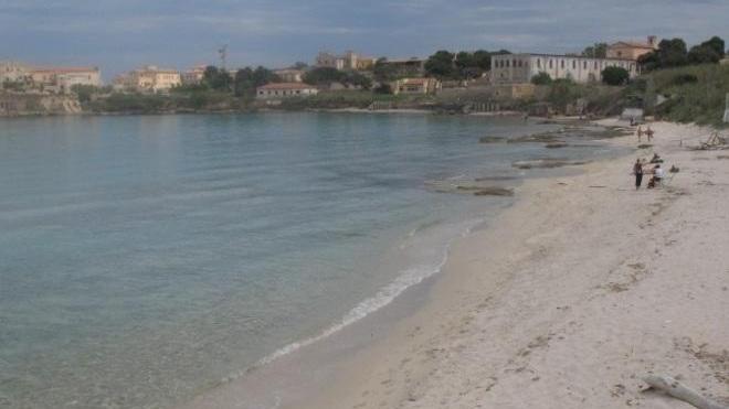 Ombrelloni e sdraio a Pianosa, la rabbia di Legambiente