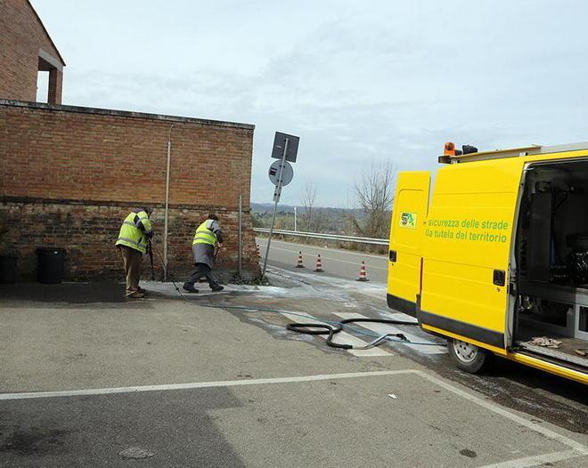 Si schianta col furgone contro un muro: muore un 73enne 